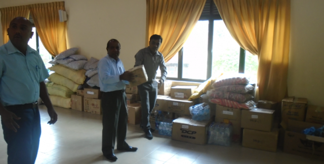  Assembling aid for the displaced in the Northern Province