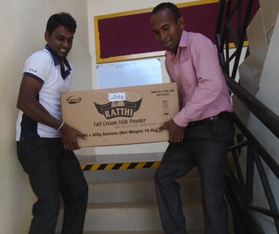  Assembling aid for the displaced in the Northern Province